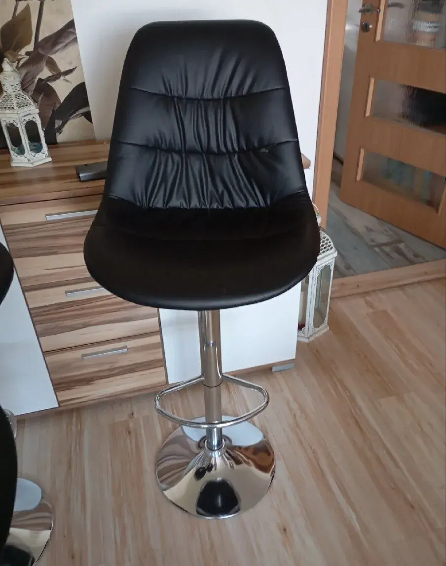Tři nové kuchyňské židle i se stolem