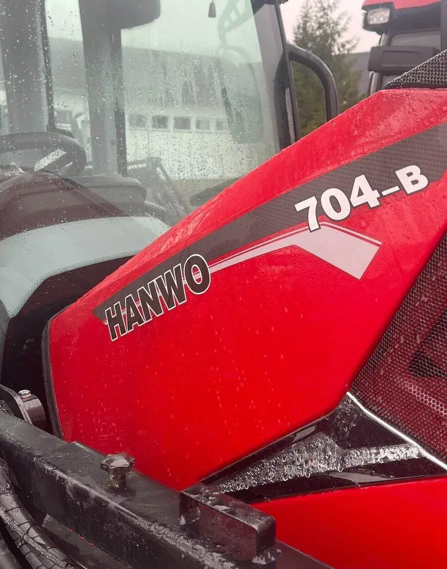 Traktor HANWO HWB 704C. Traktor 75 koni 56kW, čelný nakladač
