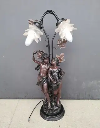 Figurální stolní lampa