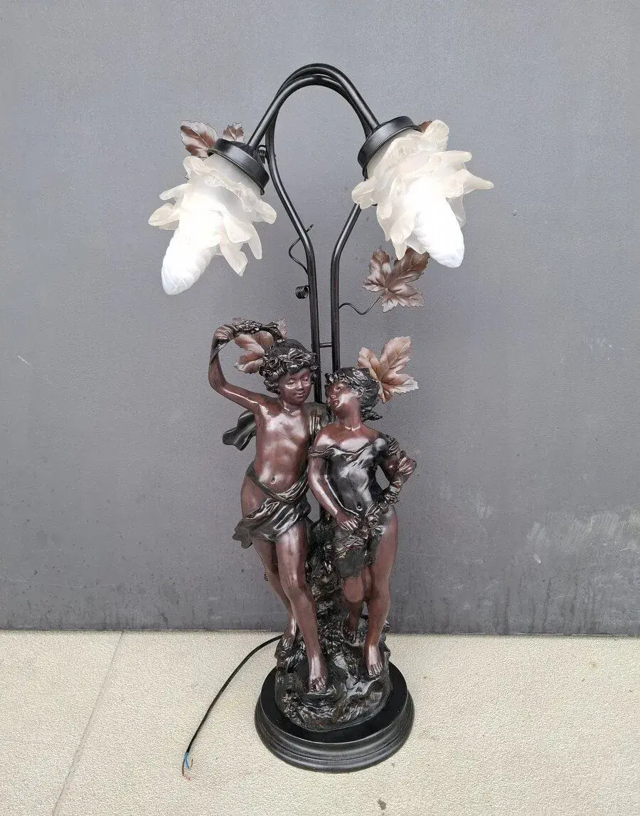 Figurální stolní lampa