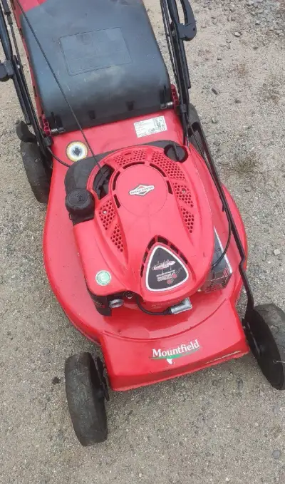 Benzínová sekačka na trávu s pojezdem