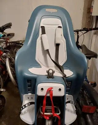 Sedačka s upevněním na nosič