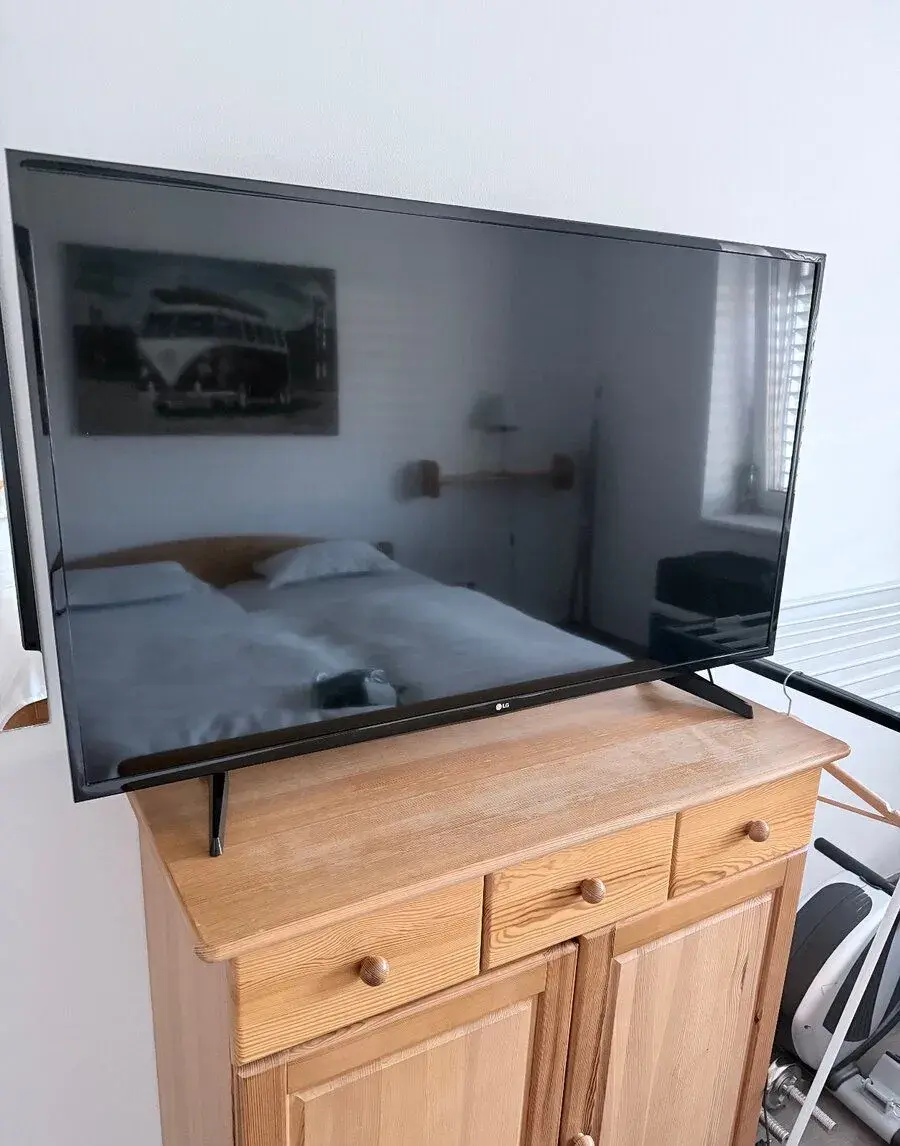 Televizi LG 49LH570V + otočný držák na zeď.