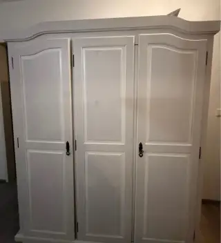 Skříň z masivního dřeva bílá