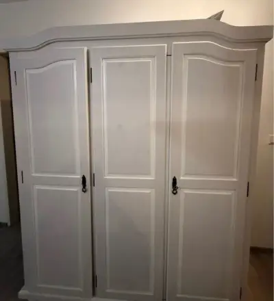 Skříň z masivního dřeva bílá