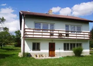 Pronájem bytu 3+1 s balkonem a zahradou v rodinném domě Dol