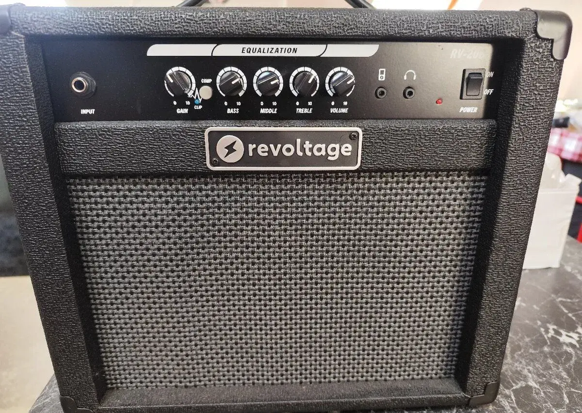 Baskytarové kombo REVOLTAGE RV-20B.