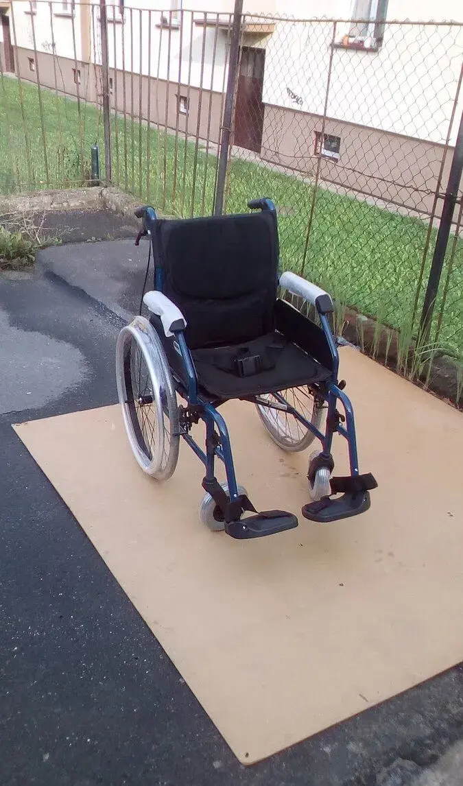 INVALIDNÍ VOZÍK-46CM-ODLEHČEN-BRZDY-lze zaslat po ČR