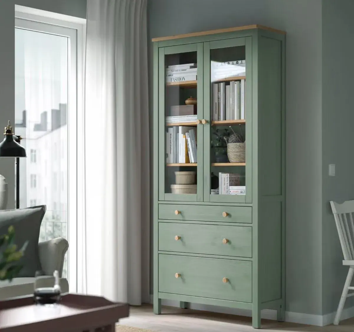Vitrína HEMNES IKEA šedozelená