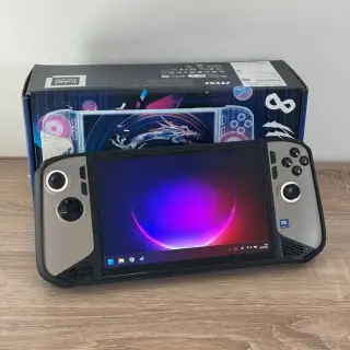MSI Claw 8 AI+ A2VM + příslušenství