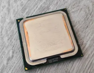 procesor Core 2 Duo E4300 včetně chladiče