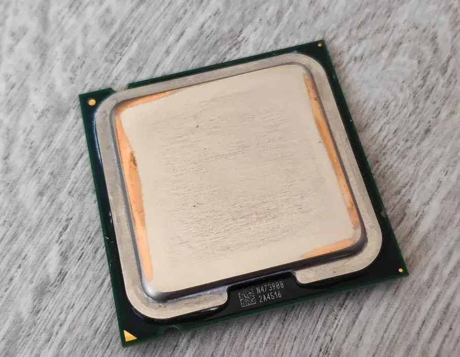 procesor Core 2 Duo E4300 včetně chladiče