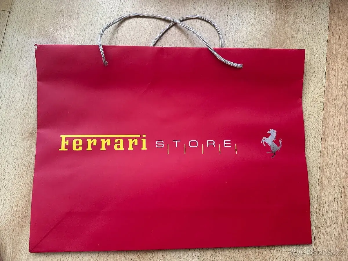 Papírové tašky značky FERARRI