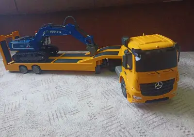 KAMION MERCEDES+BAGR na vysílačku