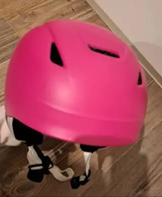 Dívčí lyžařská přilba