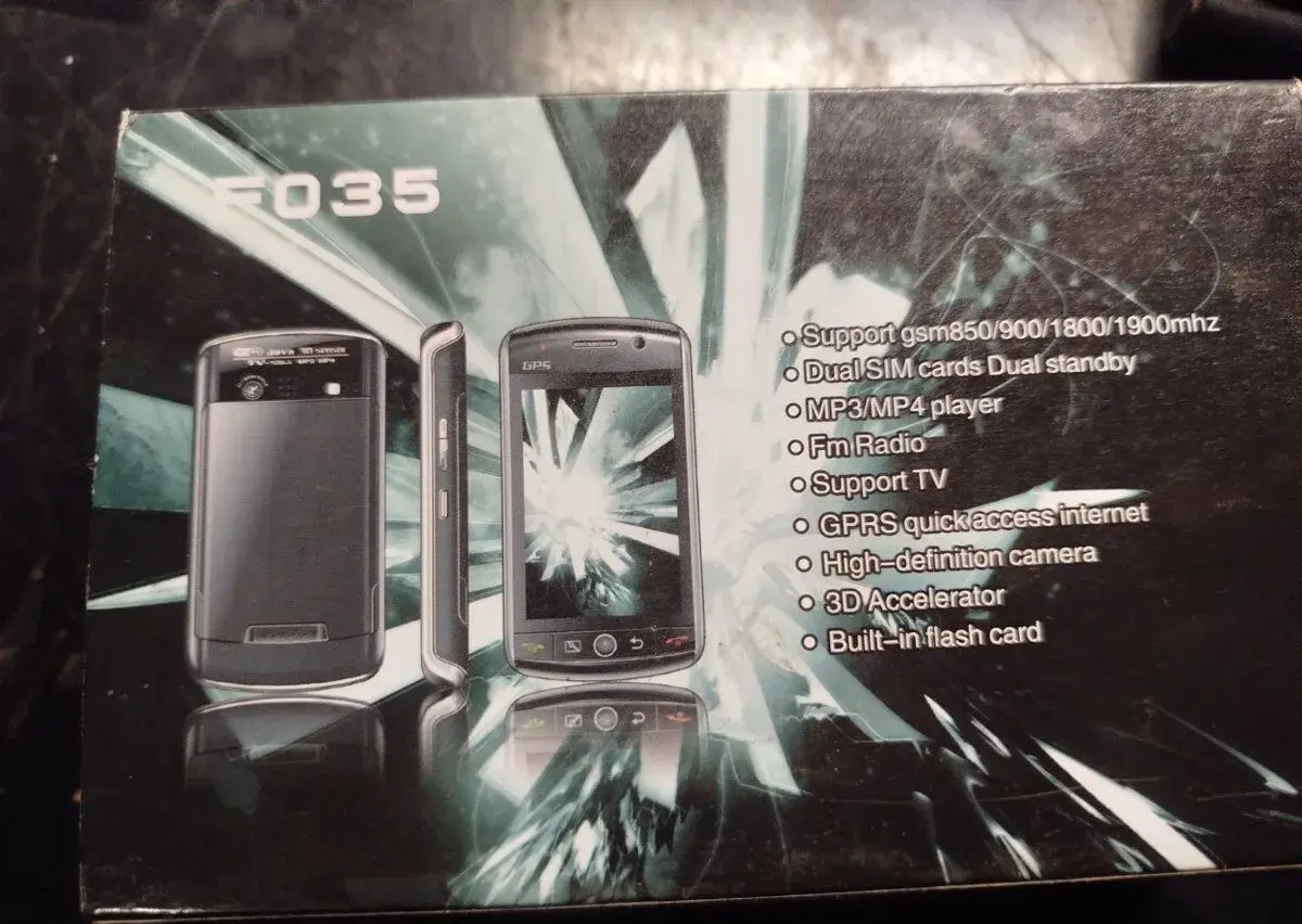 Mobilní telefon F035