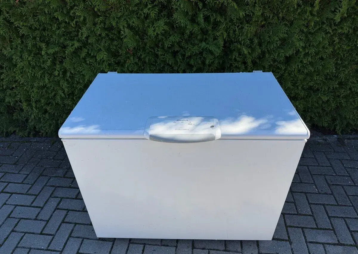 Truhlicový mrazák Electrolux 300 l – plně funkční