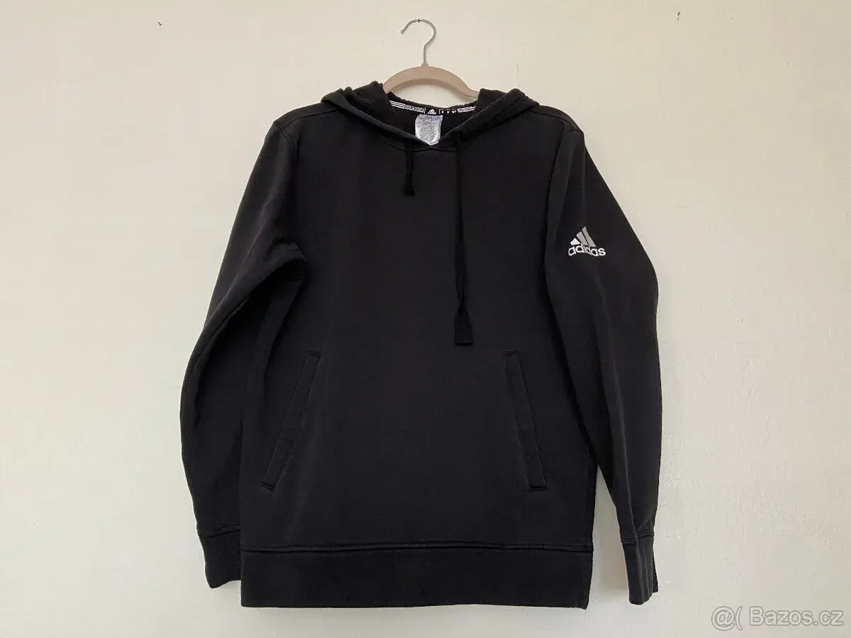 Chlapecká mikina Adidas s kapucí, černá, ve výborném stavu.