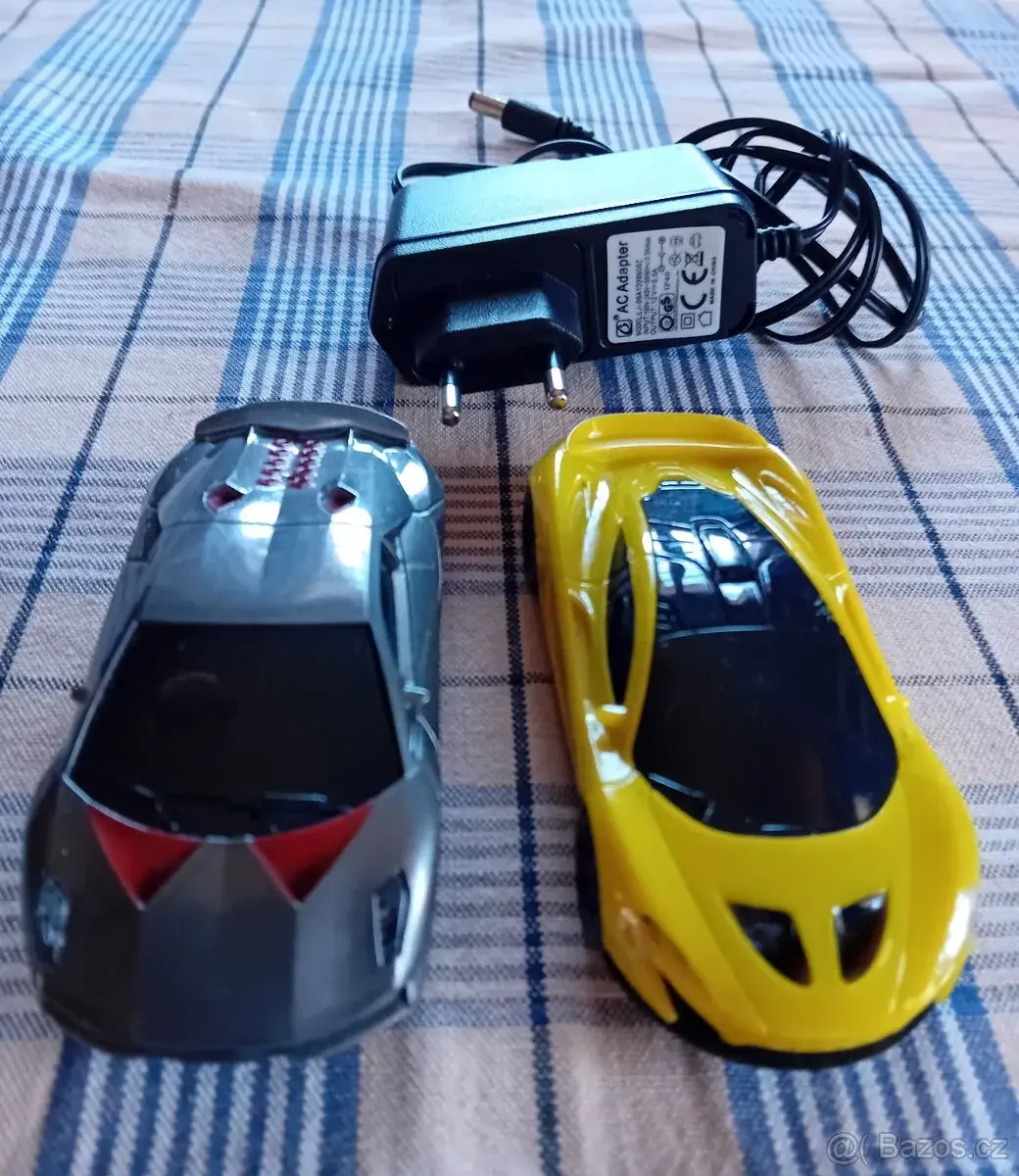 Dvě autíčka a adaptér k autodráze Fast Looper