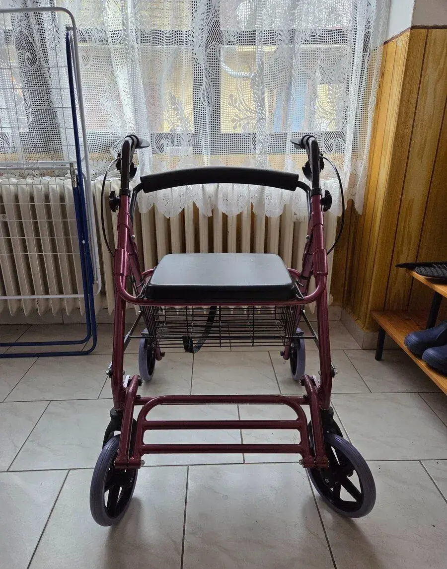 Čtyřkolové chodítko pro seniory