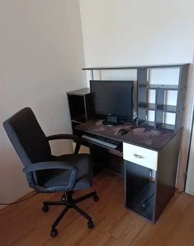 LCD monitor, PC stůl, klávesnice,myš