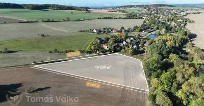 Investiční pozemek nedaleko Prahy – 1 ha – Zahořany