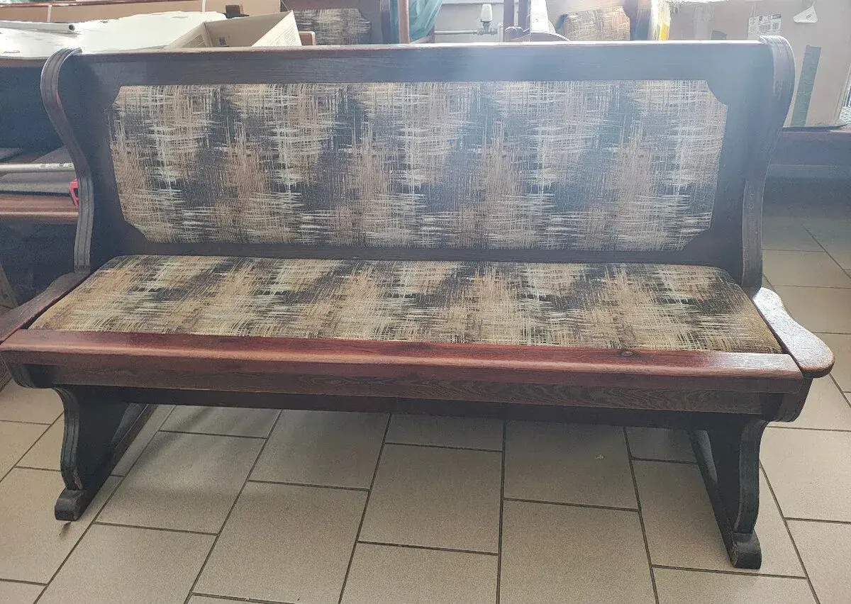 Čalouněné lavice z restaurace