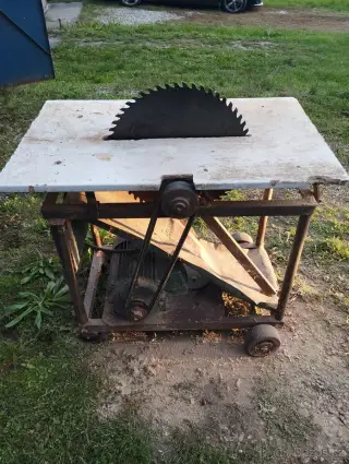Stolní kotoučová pila / cirkulárka – elektromotor MEZ Moheln
