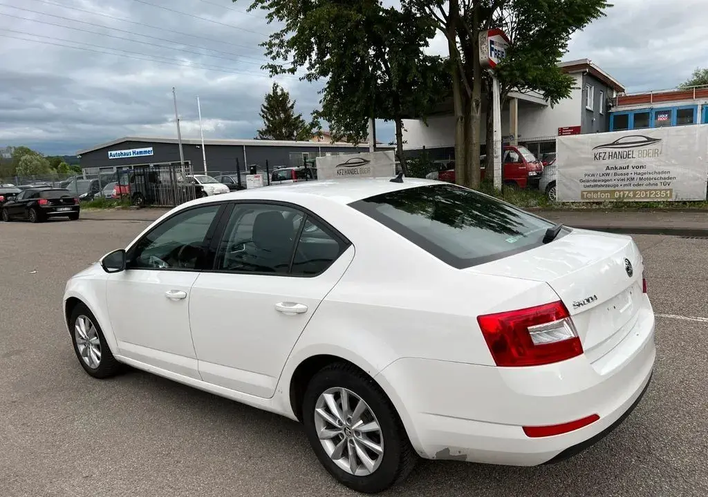 BOLT UBER TAXI ŠKODA OCTAVIA AUTOPŮJČOVNA