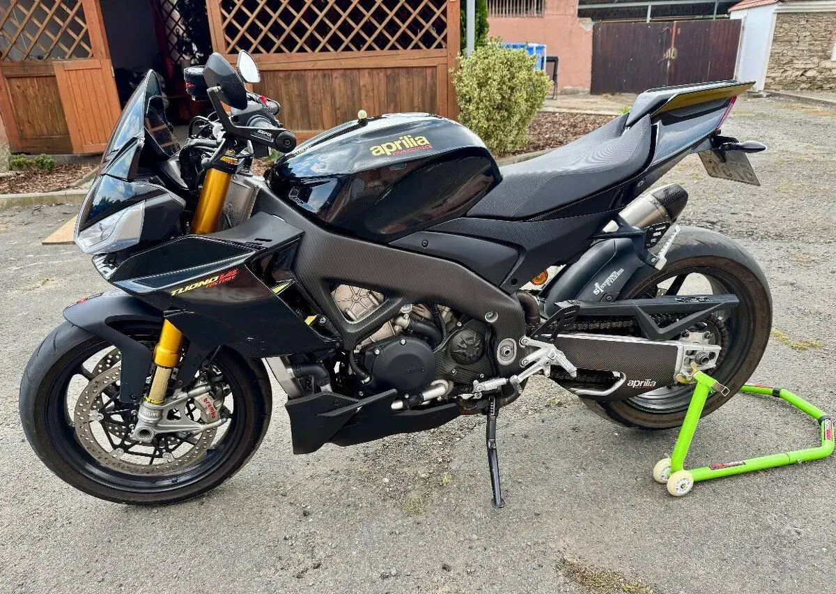 Aprilia tuono V4 factory cena