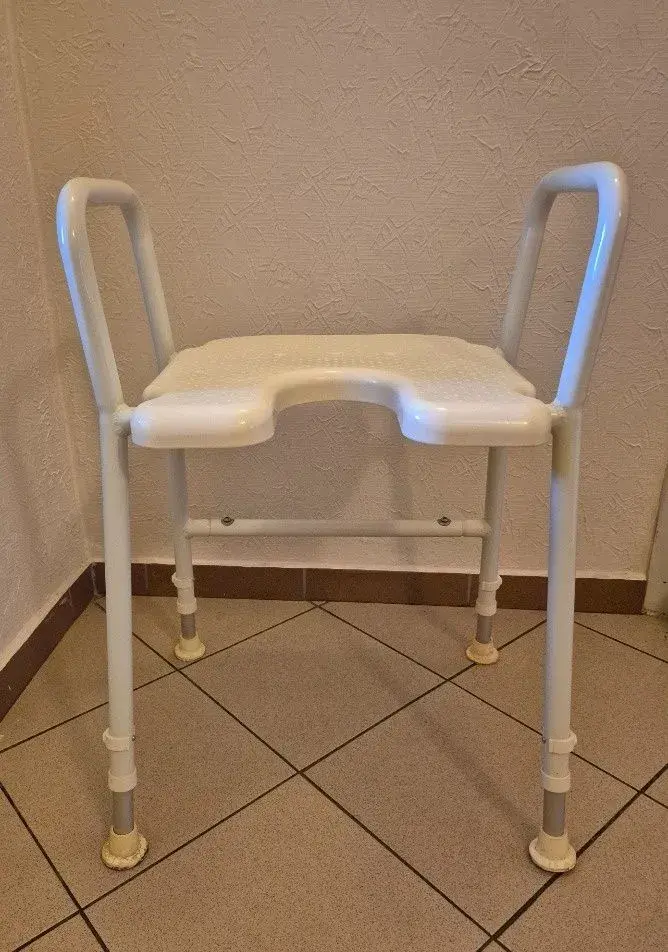 Zdravotnické potřeby - židle s výřezem a madly