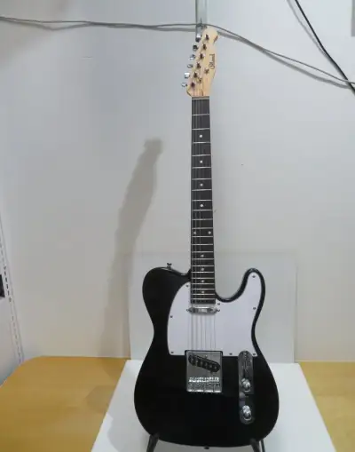Zánovní elektrická kytara Blond TE-1 BK
