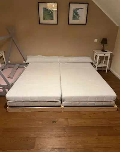 Postel 200 × 200 cm se dvěma matracemi