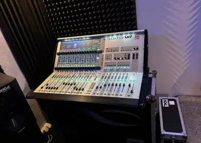 Soundcraft Vi1 a Stagebox Compact 32/8+8 plus 2x MADI card