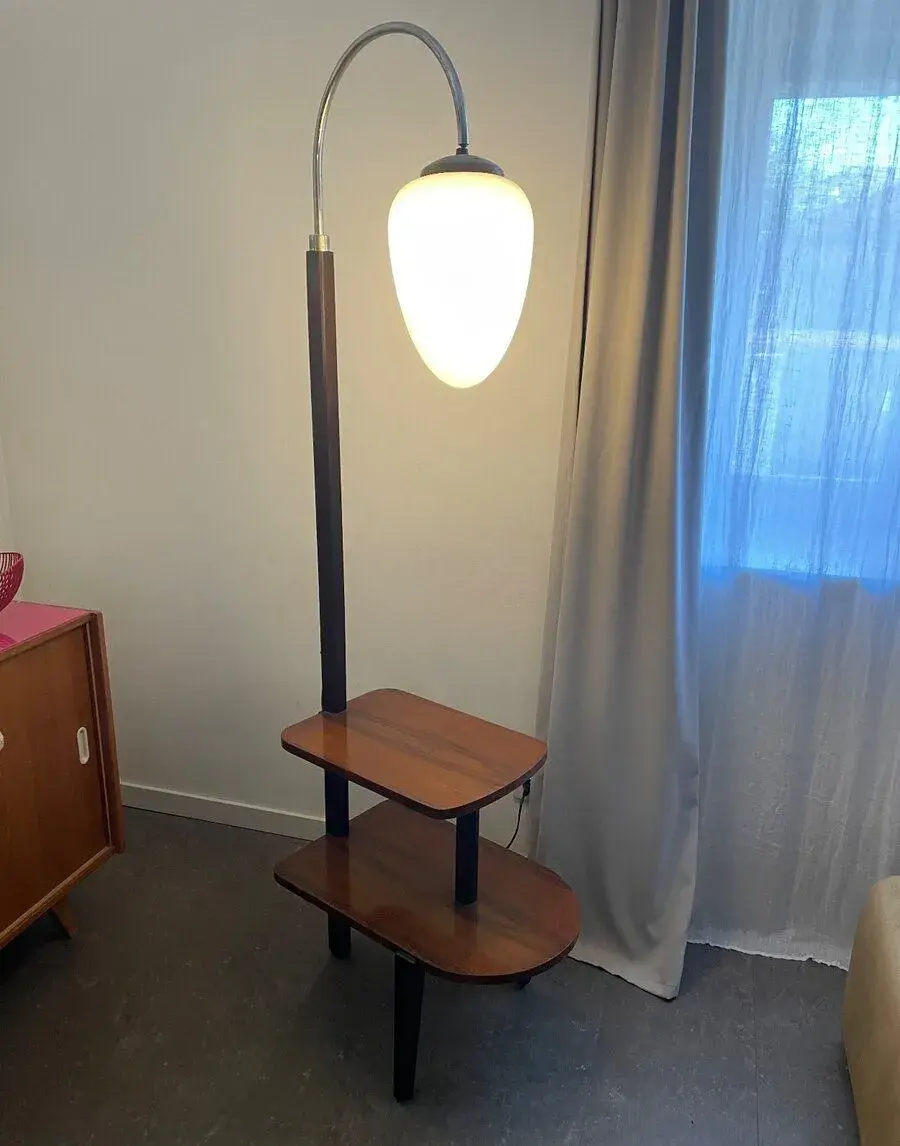 Lampa Halabala s odkládacím stolkem