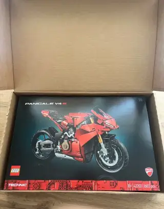 LEGO Technic 42202 Ducati Panigale V4 S