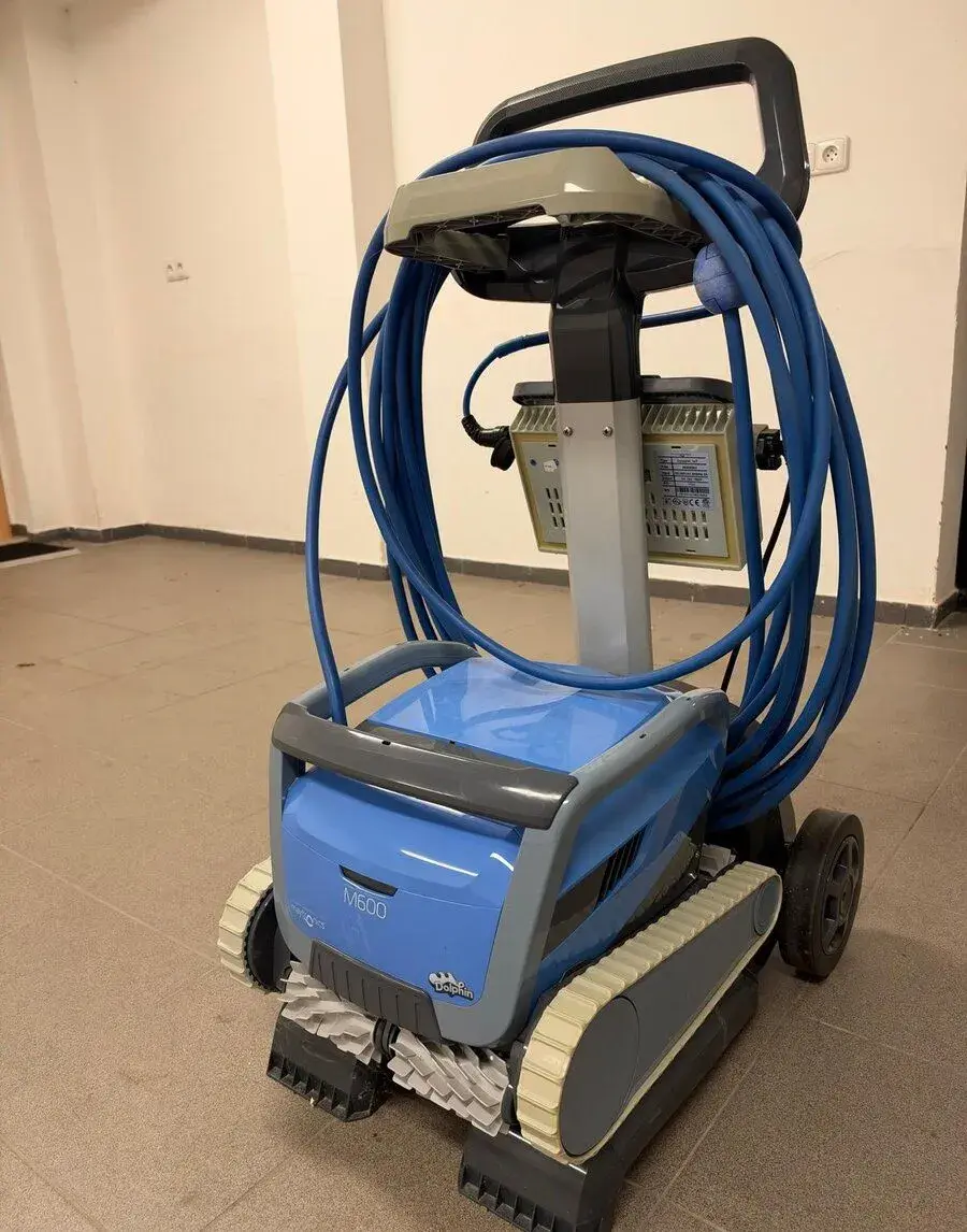 Bazénový robot Dolphin M600 s vozíkem (cca 2 roky)