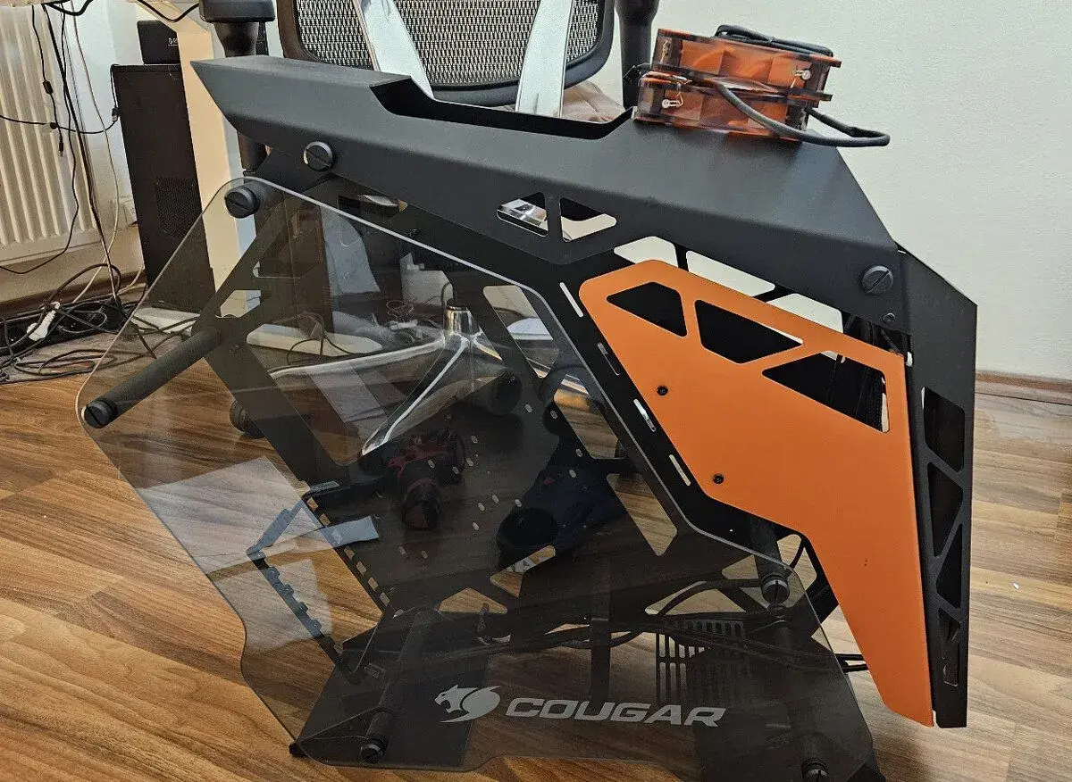 Nekonvenční PC skříň Cougar Conquer