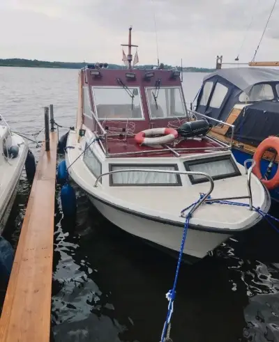 Motorový kajutový člun 7x2,5 m