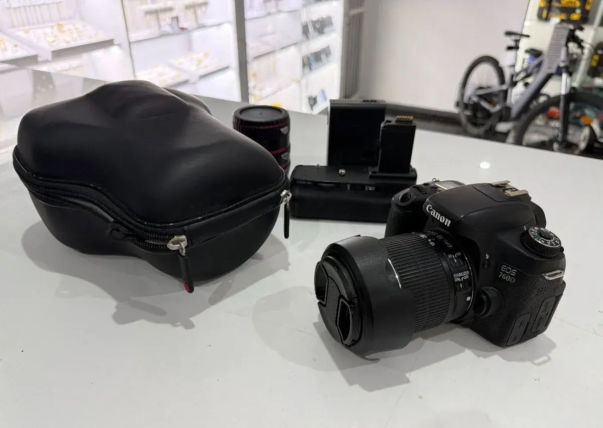 Canon EOS 760D + 18–55 mm IS, grip a příslušenství