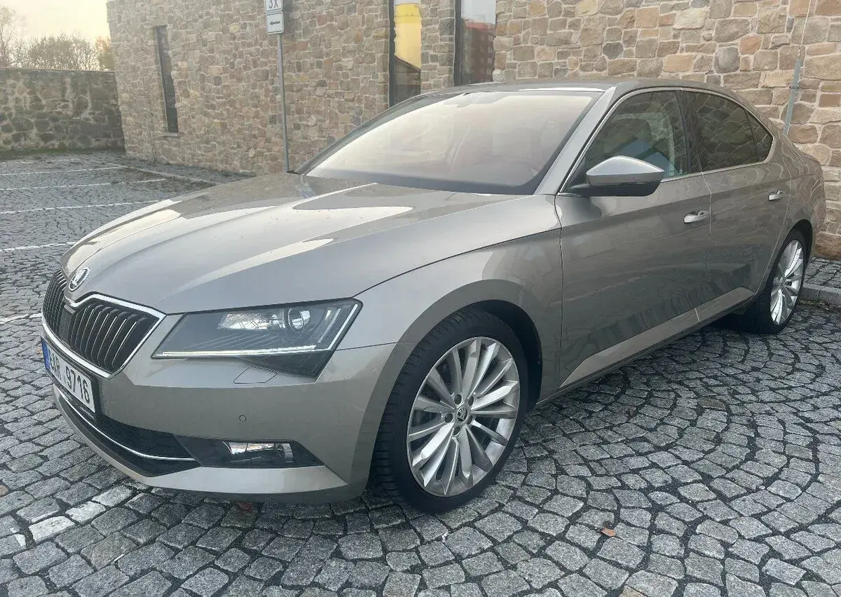 Pronájem Škoda Superb 2.0 TDI – UBER PREMIUM | BOLT COMFORT