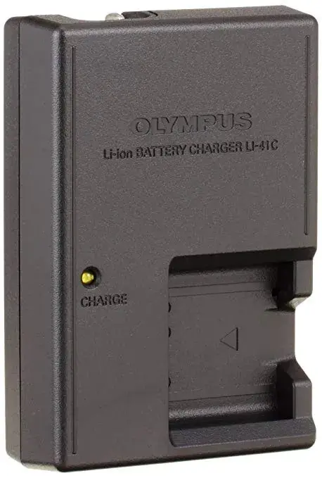 OLYMPUS nabíječka + akumulátory