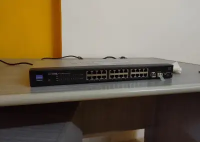 Linsys SRW2024 24 port gbit managed switch (přepínač)