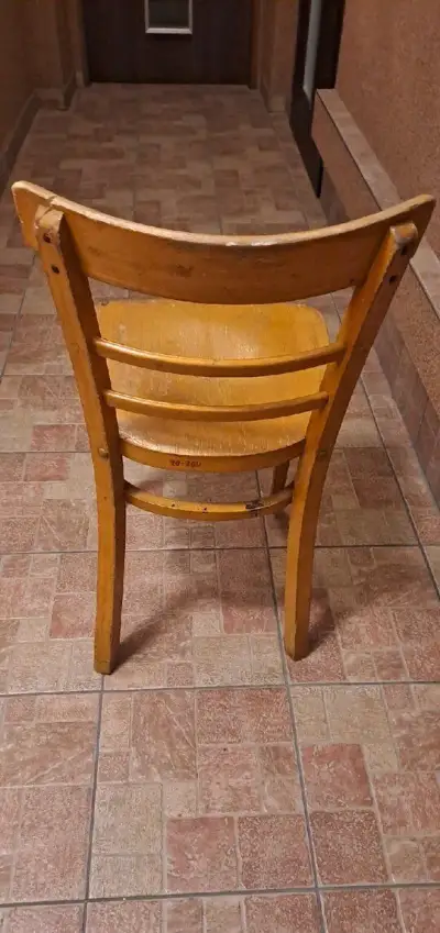 Židle starší dřevěná