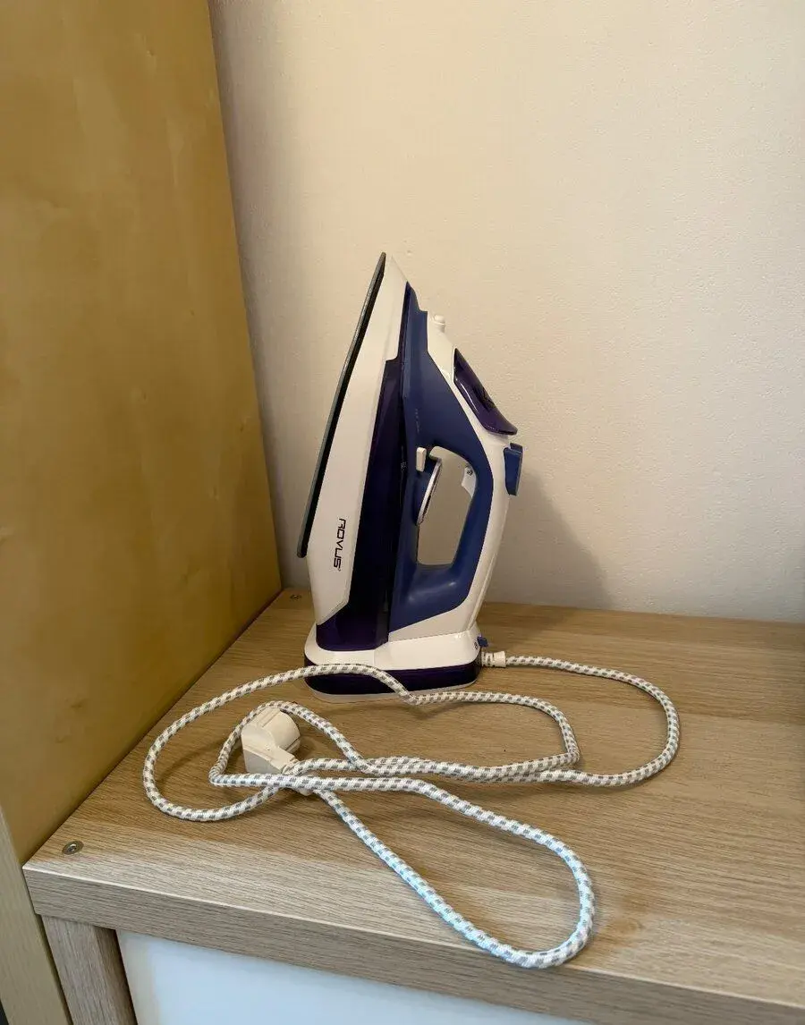 Bezdrátová samočisticí žehlička ROVUS