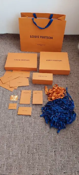 Krabice a stuhy Louis Vuitton