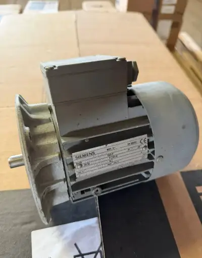 Elektromotor Siemens 0,12kW, 1380 ot, přírubový