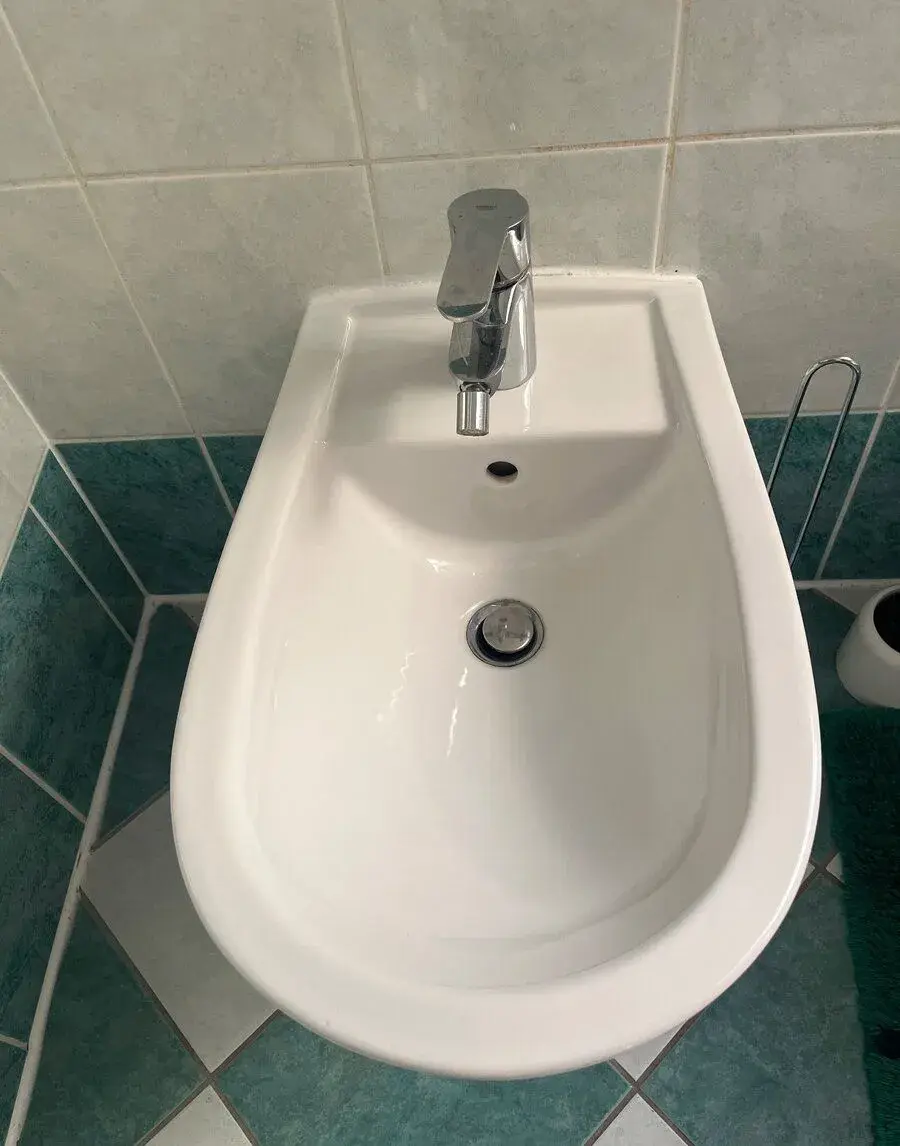 keramický bidet Grohe se stojánkovou pákovou baterií,