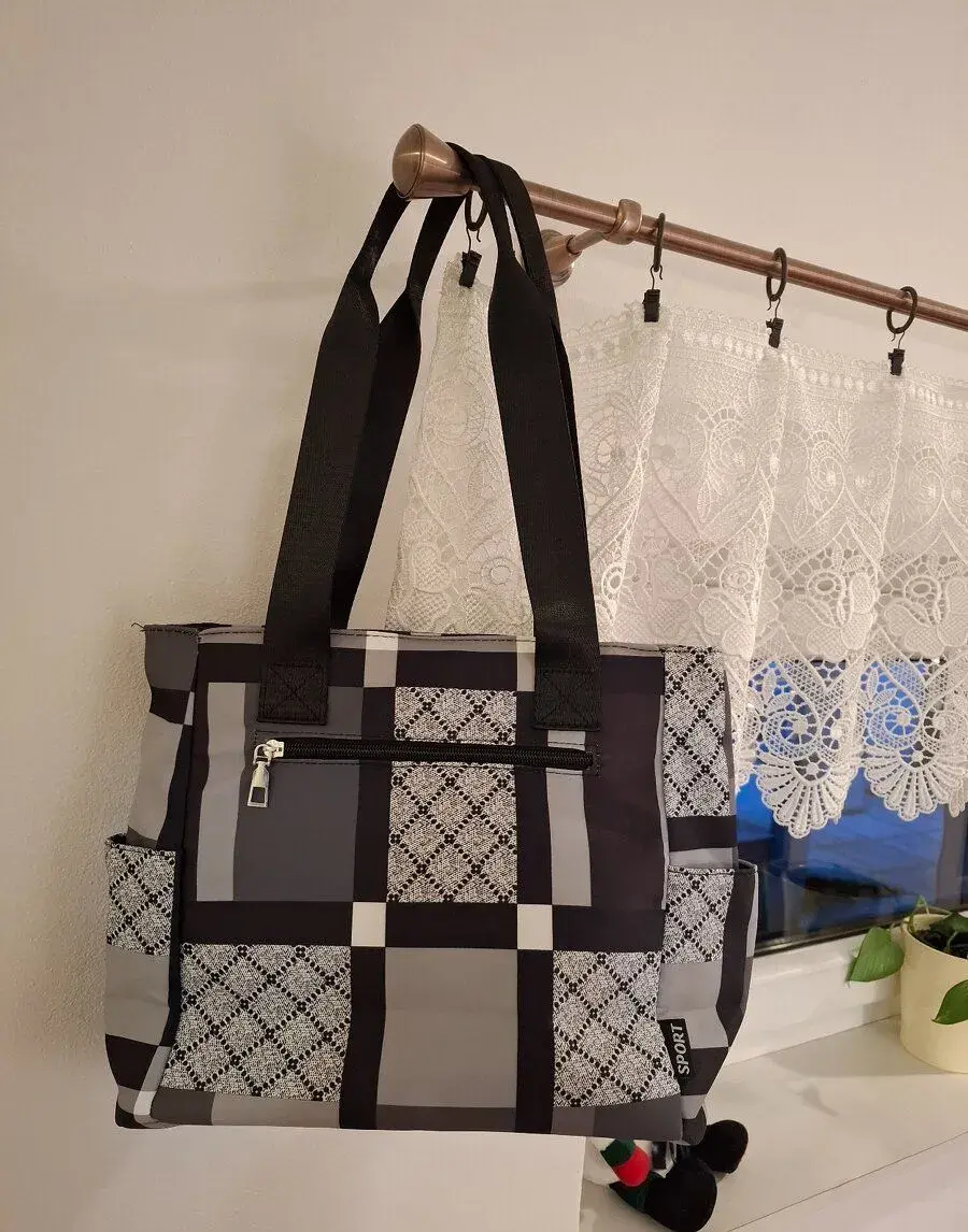 Nové i použité kabelky. Horní nové, po 120,-kč. Dolní