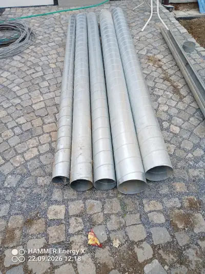 Kovové trubky na odsávání různých průměrů.
